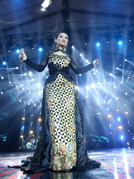 Penyanyi dangdut Zaskia Gotik dan Ayu Ting Ting tampil bersama saat mengisi acara ulang tahun salah satu televisi swasta. Keduanya mengaku sering merasakan kerinduan lantaran salah satu personelnya Jupe telah meninggal dunia. (Bambang E. Ros/Bintang.com)