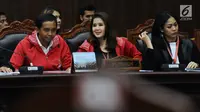 Ketum DPP PSI, Grace Natalie (tengah) saat mengikuti sidang perdana permohonan uji materi UU Nomor 7 Tahun 2017 tentang Penyelenggaraan Pemilu di Gedung MK, Jakarta, Selasa (5/9). Sidang membacakan nota pendahuluan. (Liputan6.com/Helmi Fithriansyah)