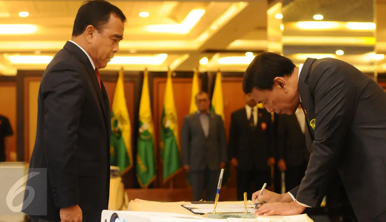 Ketua KONI Pusat, Tono Suratman (kiri) menyaksikan penandatangan nota pelantikan pengurus PP PBSI oleh Ketua Umum PP PBSI Wiranto di Jakarta, Kamis (19/1). Wiranto menjabat sebagai Ketua Umum PP PBSI periode 2016-2020. (Liputan6.com/Helmi Fithriansyah)