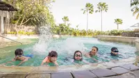 Sensasi Berenang dengan Pemegang Rekor Dunia di Hotel Bintang Lima