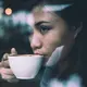Kopi mungkin jadi minuman favorit yang menenangkan, tetapi kamu harus waspada karena terlalu banyak kafein bisa memicu lonjakan kortisol dalam tubuh. (Foto dok: Freepik/jcomp).