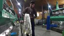 Pekerja pabrik merapikan benang sutra usai dipintal di pabrik sutra tertua di Srinagar, Kashmir, India, Senin (30/7). (Tauseef MUSTAFA/AFP)