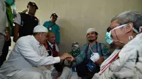 Menteri Agaman Lukman Hakim Saifuddin menyapa jemaah haji di Mina. (www.kemenag.go.id)