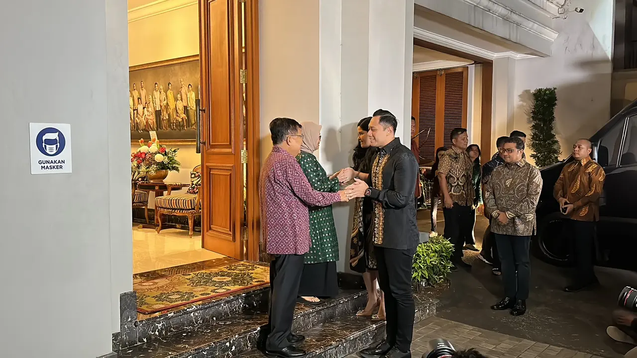 Ketua Umum Partai Demokrat Agus Harimurti Yudhoyono (AHY) menemui Wakil Presiden (Wapres) ke-10 dan ke-12 Jusuf Kalla (JK) di kediamannya, Jalan Brawijaya Raya, Kebayoran Baru, Jakarta Selatan. (Liputan6.com/Nanda Perdana)
