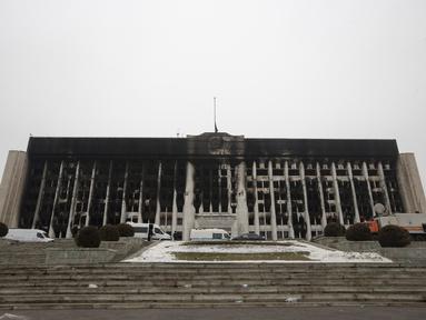 Pemandangan gedung balai kota setelah bentrokan di alun-alun yang diblokir oleh pasukan dan polisi Kazakhstan di Almaty, Kazakhstan (10/1/2022). Komite Keamanan Nasional, badan kontra intelijen dan anti-teror Kazakhstan, mengatakan situasi di negara telah "stabil dan terkendali." (AP Photo/Vasily Kr
