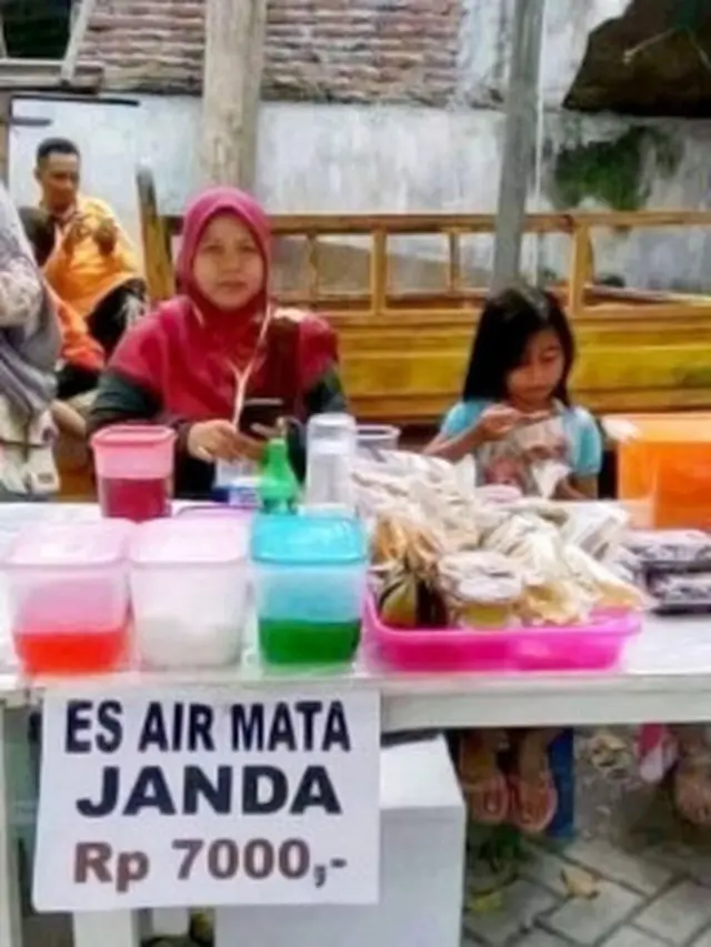 6 Potret Kocak Spanduk Pedagang Takjil Ini Bikin Geleng Kepala
