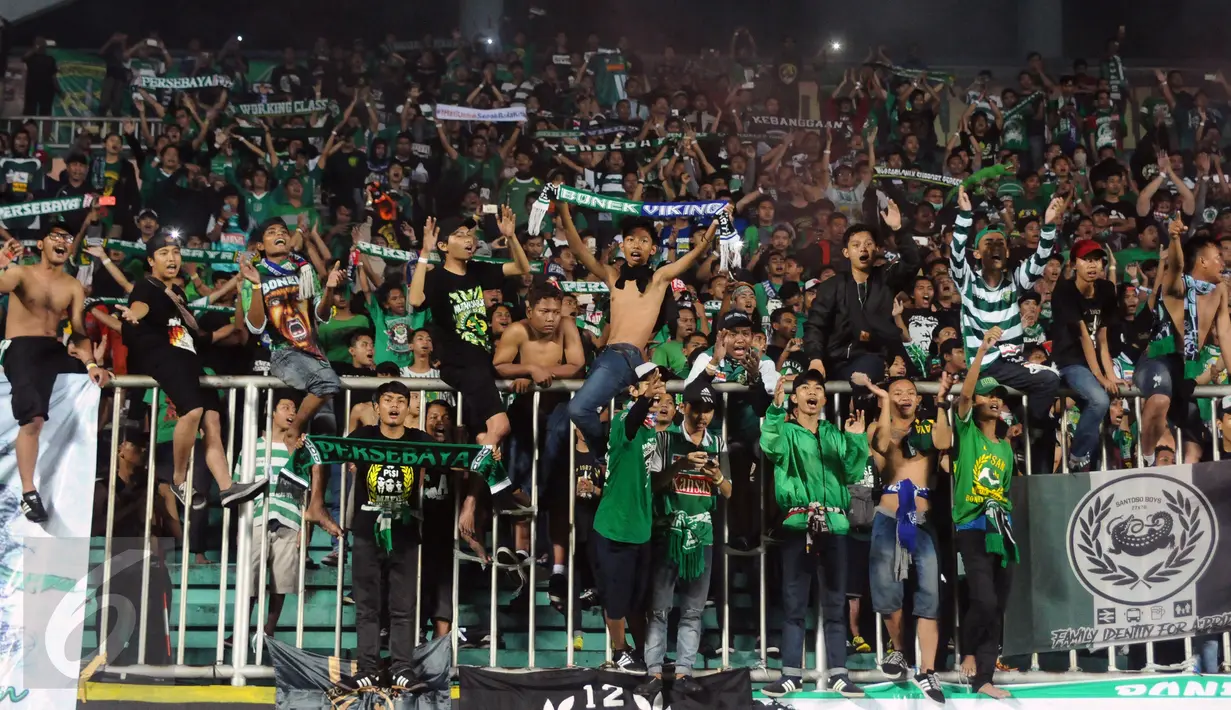 Suporter tim Bajul Ijo bernyanyi dan membentangkan syal usai menyaksikan laga penyisihan Dirgantara Cup 2017 antara Persebaya melawan Cilegon Utd di Stadion Maguwoharjo, Sleman, Sabtu (4/3). Persebaya kalah 1-2. (Liputan6.com/Helmi Fithriansyah)