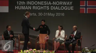 Menteri Luar Negri Norwegia, Broge Brende bersalaman dengan Menlu RI Retno Marsudi saat membuka Dialog HAM antara RI dan Norwegia di Kementerian Luar Negeri, Jakarta, Senin (30/5). (Liputan6.com/Faizal Fanani)