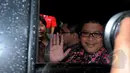 Hasto melambaikan tangan kepada wartawan usai menyerahkan bukti kepada KPK terkait  pertemuan Abraham Samad dengan PDIP kepada KPK, Jakarta, Senin (9/2/2015). (Liputan6.com/Faisal R Syam)
