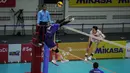 Perlawanan berlanjut di set kedua. Spike-spike keras dan jump serve mematikan dari Sobirov Islomjon (kanan) memaksa Jakarta Pertamina Pertamax kalah dengan skor 20-25. (Bola.com/Bagaskara Lazuardi)