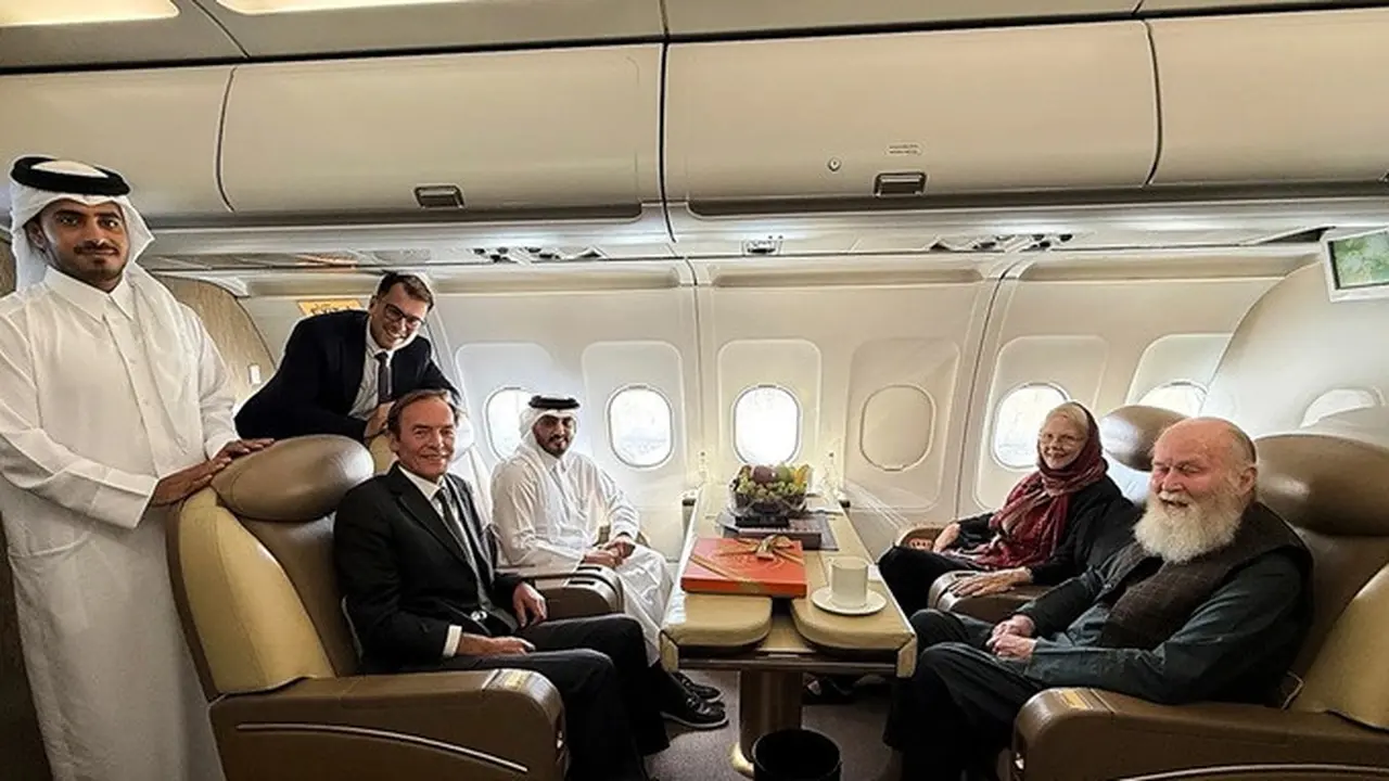 Para diplomat Qatar dan Inggris berpose bersama pasangan asal Inggris yang baru dibebaskan Taliban, Peter Reynolds dan Barbara, di dalam pesawat sebelum berangkat ke Qatar dari Kabul pada Jumat (19/9/2025).