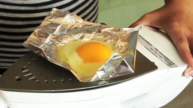 7 Cara Nyeleneh Orang Masak Telur, Ada yang Ngirit Banget