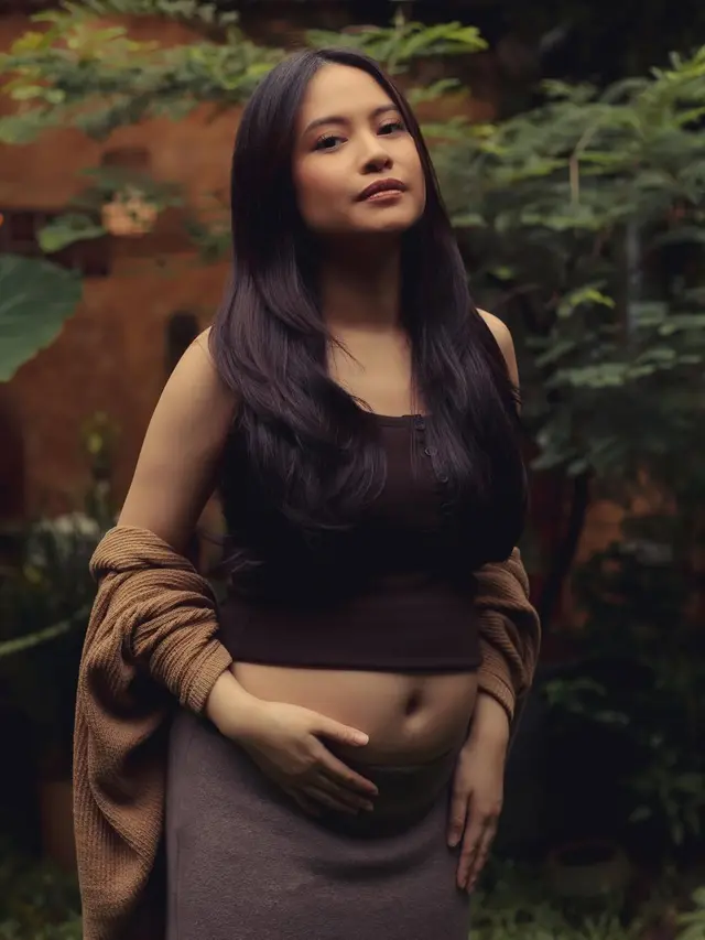 2 Tahun Menikah, Hanggini Umumkan Kehamilan Anak Pertama Lewat Pemotretan Maternity yang Kasual dan Elegan