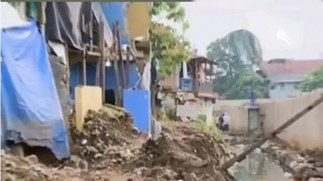 Banjir yang menggenangi kawasan Kampung Pulo muai surut, hingga polisi masih terus mengumpulkan bukti kasus kematian Mirna.