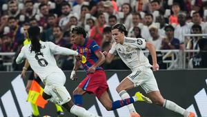 Lamine Yamal menggiring bola di samping Eduardo Camavinga dan Alvaro Carreras dalam laga final Piala Super Spanyol di King Abdullah Sports City Stadium, Jeddah, 12 Januari 2026. (AP Photo/Altaf Qadri)