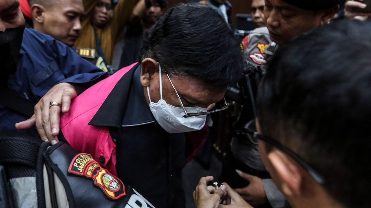 Mantan Menteri Komunikasi dan Informatika (Menkominfo) Johnny G. Plate tertunduk lesu setelah Majelis Hakim Pengadilan Tipikor pada PN Jakarta Pusat menolak eksepsi atau nota keberatannya.