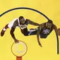 Bintang Cleveland Cavaliers, Lebron James (kiri), berduel dengan pemain Golden State Warriors, Kevin Durant, pada Gim 2 Final NBA 2018 di Oracle Arena, Senin (4/6/2018). (Ezra Shaw/Pool Photo via AP)