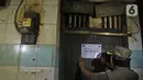 Petugas menyegel salah satu warung remang-remang di gang royal kawasan Penjaringan, Jakarta, Senin (10/2/2020). Pemkot Jakarta Utara bersama instansi terkait, melakukan penyegelan bangunan dan Penertiban Pemakaian Tenaga Listrik (P2TL) di kawasan Gang Royal. (Liputan6.com/Herman Zakharia)