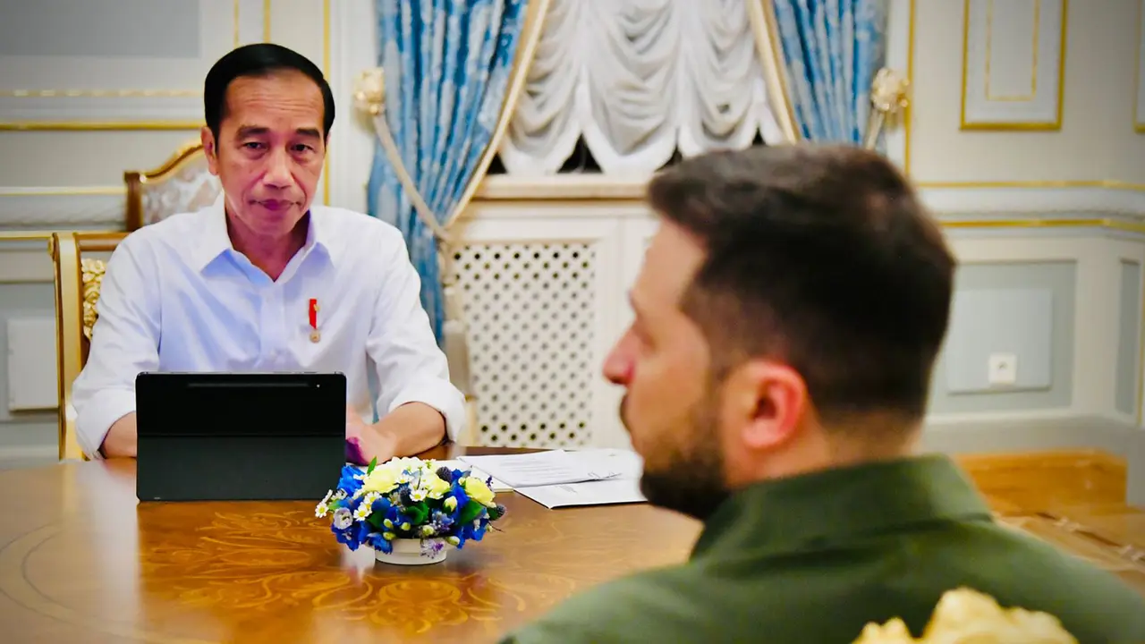 FOTO: Presiden Jokowi Disambut Presiden Zelenskyy di Istana Maryinsky