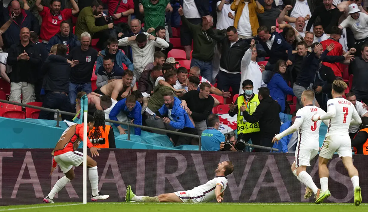 Pemain Inggris Harry Kane (tengah) melakukan selebrasi usai mencetak gol ke gawang Jerman pada pertandingan babak 16 besar Euro 2020 di Stadion Wembley, London, Inggris, Selasa (29/6/2021). Inggris menang 2-0. (AP Photo/Frank Augstein, Pool)