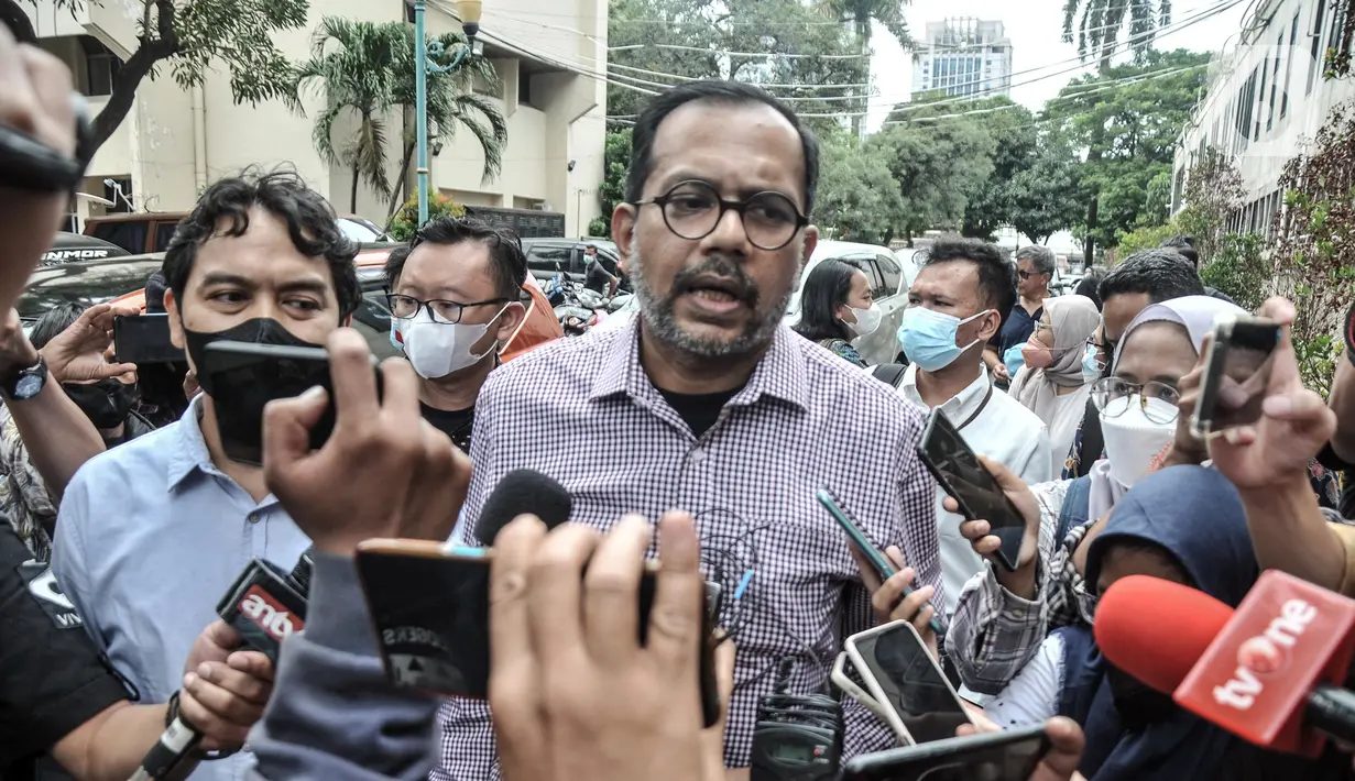 Direktur Lokataru Haris Azhar menyampaikan keterangan kepada awak media saat tiba di Polda Metro Jaya, Jakarta, Senin (21/3/2022). Haris Azhar tiba untuk memenuhi pemeriksaan sebagai tersangka bersama Koordinator KontraS, Fatia Maulidiyanti. (merdeka.com/Iqbal S. Nugroho)