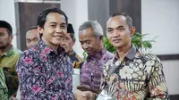 Wakil Menteri ATR/BPN Raja Juli Antoni menyerahkan 12 Sertifikat Tanah Wakaf dan 1 Sertifikat Rumah Ibadah atas nama Gereja Pantekosta di Pekanbaru, Riau pada Sabtu, (15/4/2023). (Dok. Istimewa)