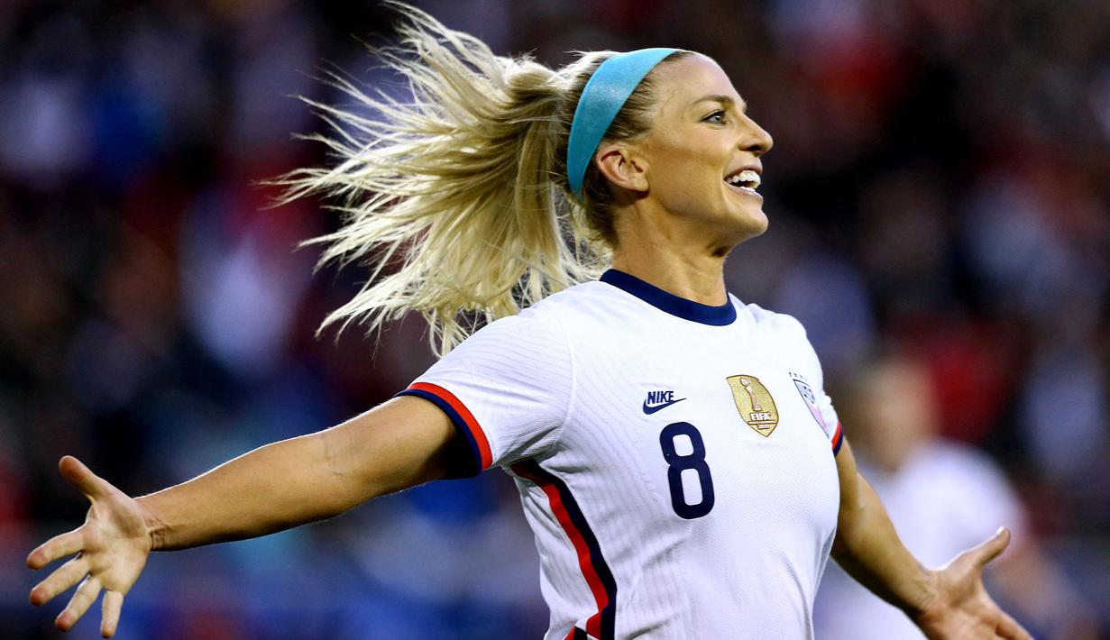 Julie Ertz merupakan pemain Chicago Red Stars di Liga Sepak Bola Putri AS. Dirinya juga merupakan pemain yang berjasa membawa Timnas Amerika Serikat menyabet trofi Piala Dunia Putri 2019. Ertz tercatat mengantongi bayaran 430 ribu dolar (Rp6,2 miliar) per tahun. (Foto: AFP/Getty Images/Mike Stobe)