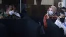 Istri mantan Sekretaris MA Nurhadi, Tin Zuraida (kanan) saat menunggu pemeriksaan di Gedung KPK, Jakarta, Senin (22/6/2020). Tin diperiksa sebagai saksi untuk tersangka Direktur MIT Hiendra Soenjoto terkait dugaan suap gratifikasi pengurusan perkara di MA tahun 2011-2016. (merdeka.com/Dwi Narwoko)