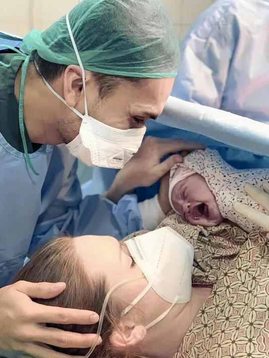 "Karena kalau kita berencana dari awal caesar nggak harus nunggu sampai bukaan delapan, kontraksi sampai bukaan 8 kan sakit banget, selama 6 jam dia berjuang nahan rasa sakit," jelasnya. (Instagram/randpunk)