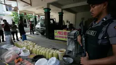 Petugas menjaga barang bukti bahan dan mie berformalin di Panggungharjo ,Sewon ,Bantul,Yogyakarta, (10/8). Pabrik diketahui menggunakan zat berformalian untuk meproduksi mie buatannya. (Boy Harjanto)
