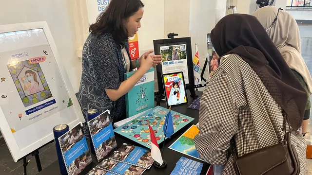 Pengunjung mempelajari materi pada "UN Corner" yang hadir pada festival literasi anak Patjarmerah Kecil di Posbloc Jakarta (Dok. Bayu Wicaksono/UNinIndonesia)