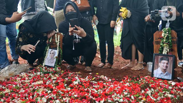 FOTO: Suasana Duka Pemakaman Vanessa Angel dan Bibi Andriansyah