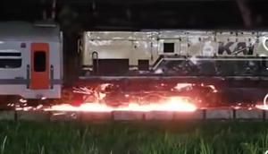 Percikan api muncul di KA Probowangi. (Istimewa)