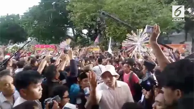 Anies dan Sandiaga kesulitan masuk ke Balai Kota karena banyaknya warga yang berkumpul.