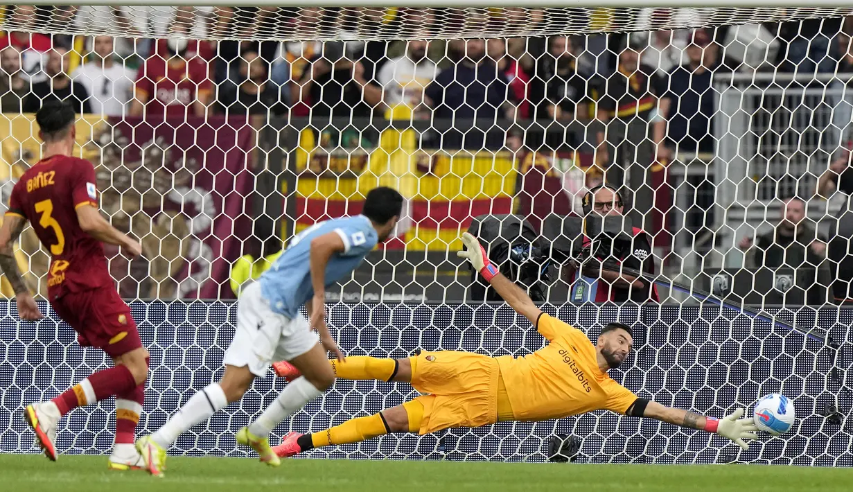 Lazio justru memperbesar keunggulan menjadi 2-0 pada menit ke-19. Sepakan Pedro Rodriguez usai menerima umpan Ciro Immobile bersarang telak di sudut kiri bawah gawang Rui Patricio. (AP/Andrew Medichini)