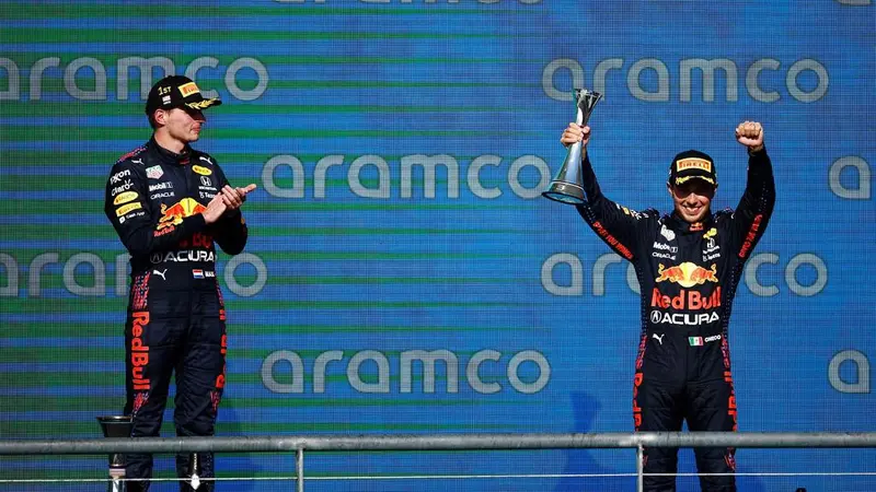 Max Verstappen dan Sergio ‘Checo’ Perez berhasil memarkirkan dua mobil Red Bull Racing Honda di Parc Ferme
