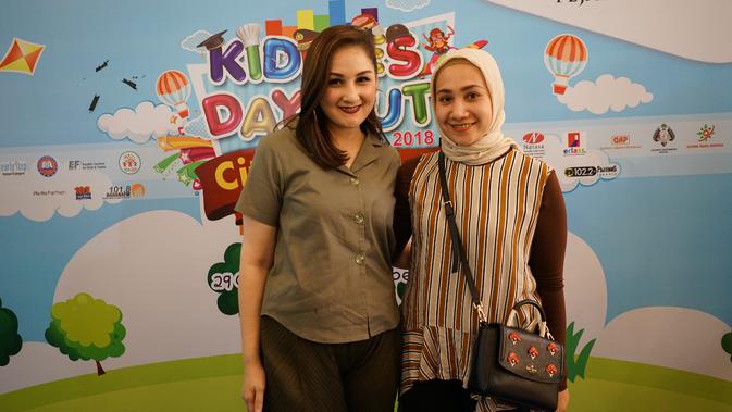 Mona Ratuliu bersama Meriza Karina saat menjadi pembicara di Kiddies Day Out di Pejaten Village, baru-baru ini.