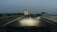 Tangkapan layar kamera dasbor yang memperlihatkan sebuah mobil Honda BR-V dengan lampu padam melawan arus di ruas Tol Pemalang-Batang tepatnya di wilayah Pekalongan, Jawa Tengah. Mobil tersebut akhirnya menabrak bus rombongan Bonex alias suporter Persebaya Surabaya. (Foto: Istimewa/X)