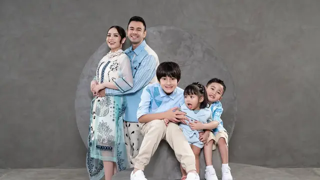 Tampilan Fresh Foto Keluarga Raffi Ahmad dan Nagita Slavina dalam Busana Rancangan Biyan Bernuansa Biru Muda