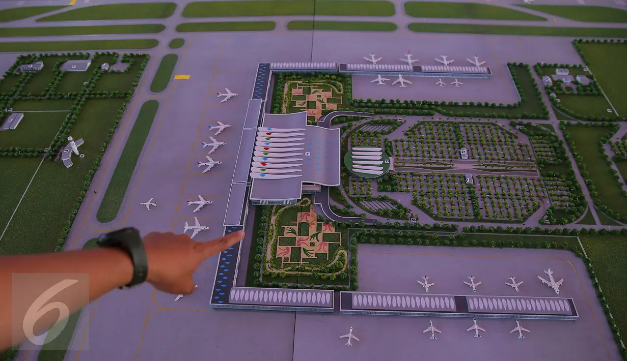 Seorang petugas menunjuk maket Bandar Udara (Bandara) Internasional Kertajati di Majalengka, Jawa Barat, Kamis (14/1). Bandara memiliki panjang runway 3.000 meter dan lebar 60 meter. (Liputan6.com/Faizal Fanani)