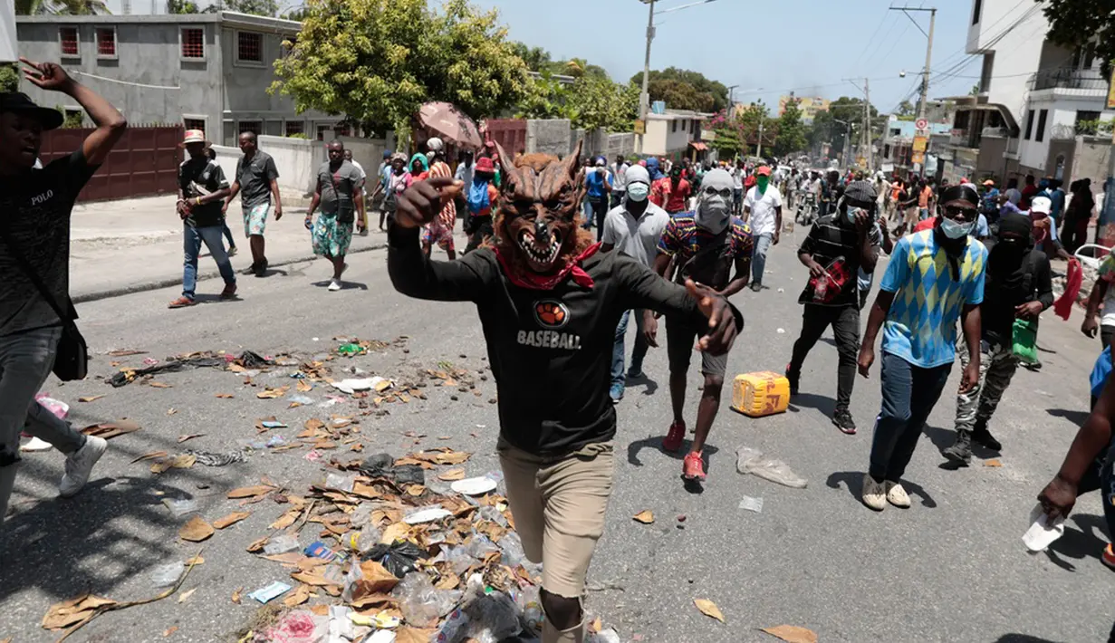Kurangnya kemananan diciptakan oleh aktivitas geng bersenjata yang memaksa ribuan orang menjadi pengungsi sehingga menimbulkan kritik pihak berwenang atas kelambanan mereka. (AP Photo/Odelyn Joseph)