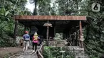 Pengunjung antre dengan berjaga jarak saat membeli tiket masuk wisata Jembatan Gantung (Suspension Bridge) Situ Gunung, Sukabumi, Jawa Barat, Minggu (20/9/2020).  Jumlah wisatawan yang berkunjung ke Jembatan Gantung terpanjang se-Asia Tenggara tersebut menurun drastis. (merdeka.com/Iqbal S. Nugroho)