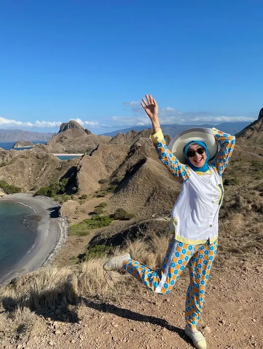 Pemandangan indah dari posko kedua di Pulau Padar membuat pelantun lagu 'Tenda Biru' itu jatuh hati. Tangga sebanyak 818 yang ia naiki terbayar dengan pemandangan yang begitu menakjubkan mata. Desy Ratnasari juga menyerukan agar masyarakat Indonesia lebih mencintai destinasi wisata di negara sendiri. (Liputan6.com/IG/@desyratnasariterdepan)