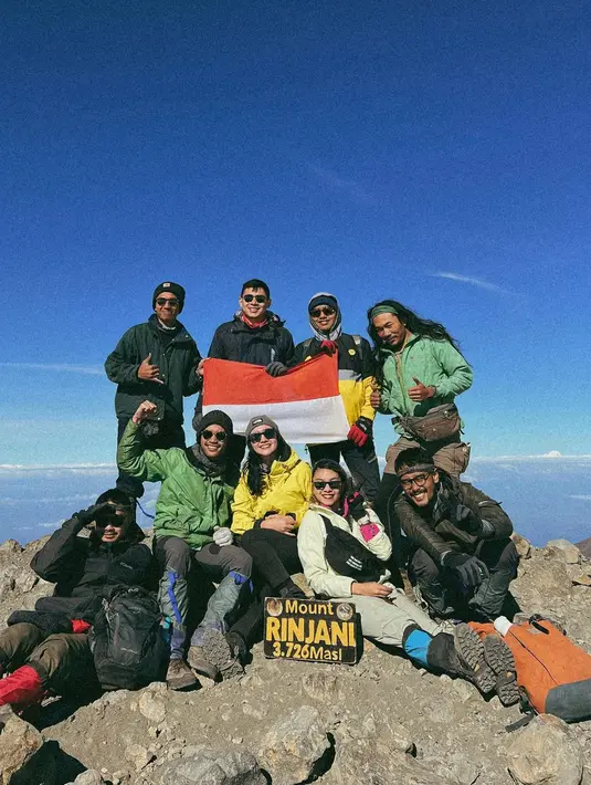 febby Rastanti berpose dengan teman-teman pendakinya di puncak Gunung Rinjani. (Foto: Instagram/ febbyrastanty)