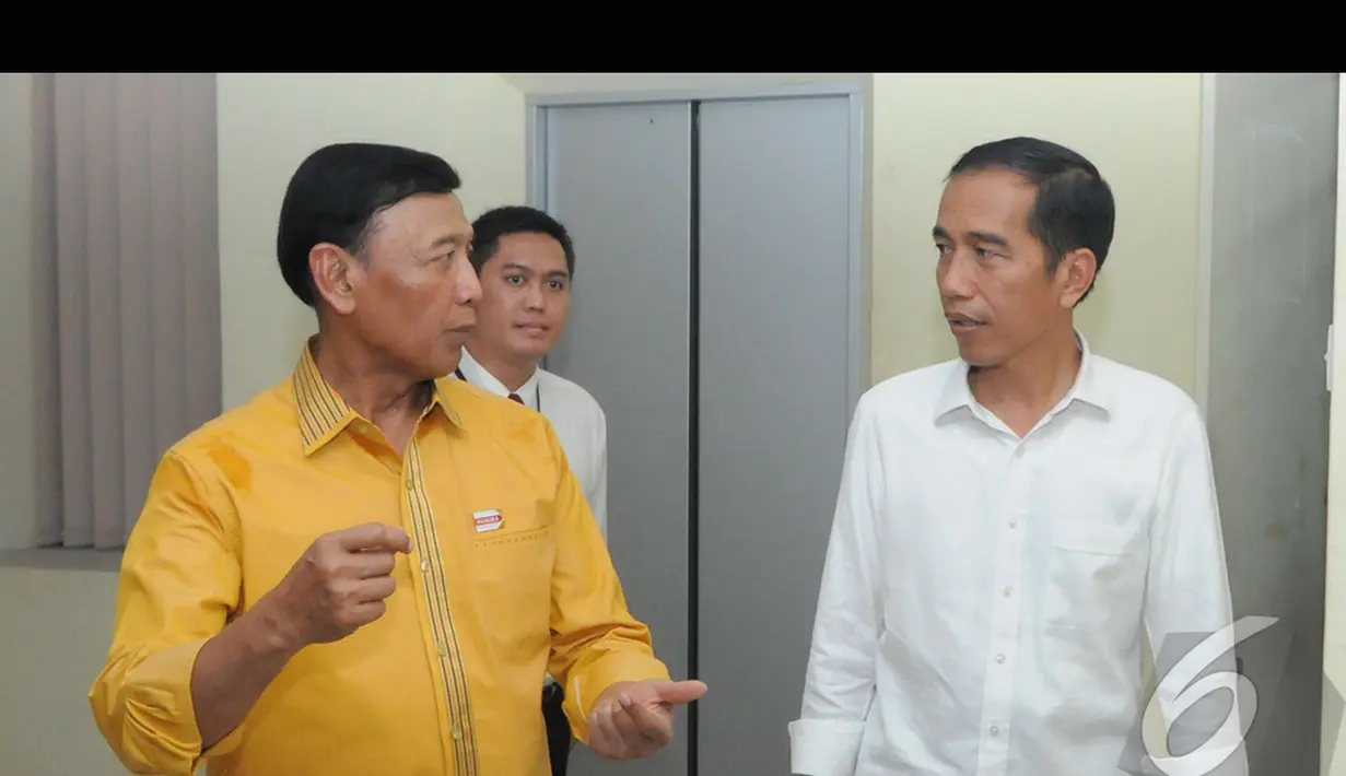Jokowi bersama Wiranto terlihat asyik berbincang saat Jokowi berkunjung ke kantor DPP Hanura, Jakarta Pusat, Selasa (12/8/2014) (Liputan6.com/Herman Zakharia)