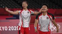 Ganda putri Indonesia Apriyani Rahayu (kanan) dan Greysia Polii berselebrasi setelah menang atas pasangan China pada final badminton ganda putri Olimpiade Tokyo 2020 di Musashino Forest Sport, Senin (2/8/2021). (Alexander NEMENOV/AFP)