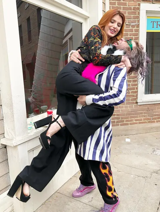 Bella Thorne jatuh di dada kekasihnya. Ia menulis mereka sudah mengatakan "i love you" sejak pertama bertemu. (instagram/bellathorne)