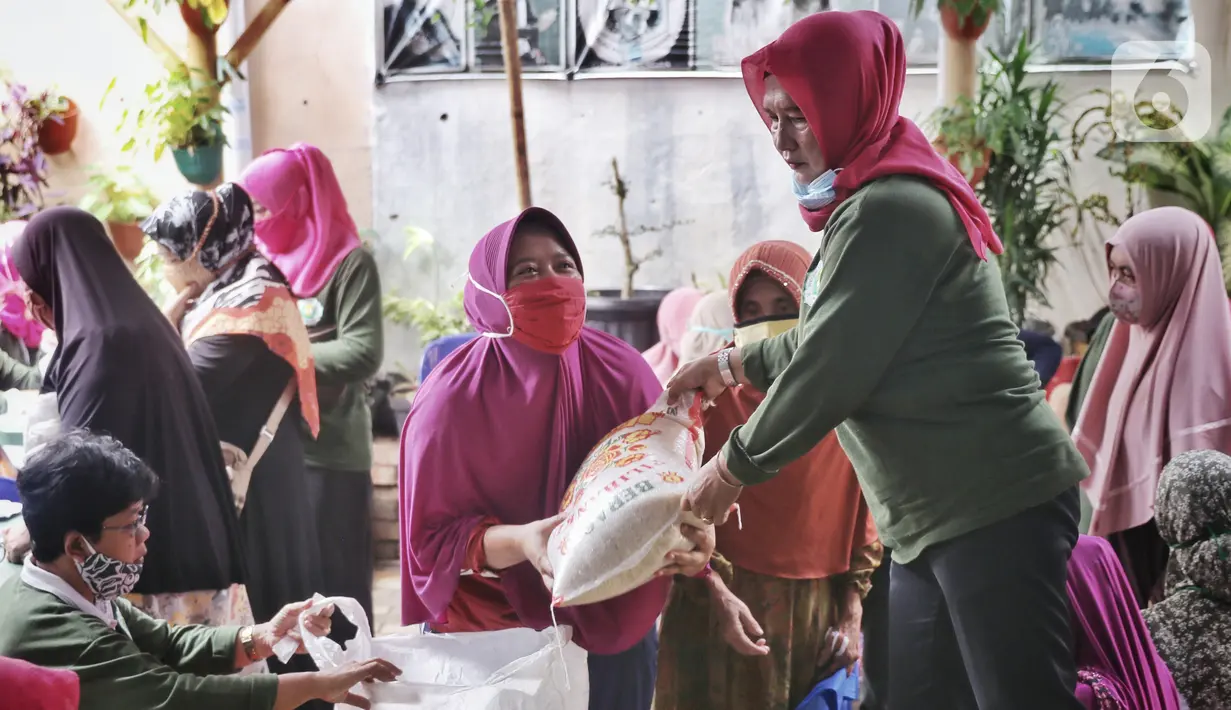Warga menerima sambako Bantuan Pangan Non Tunai (BPNT) di RW 01 Kelurahan Gaga,Larangan, Kota Tangerang, Banten, Rabu (24/2/2021). Bantuan tersebut senilai Rp 200.000 yang dibelanjakan 12 kg beras, 1 kg telur, tempe, sayuran dan buah. (Liputan6.com/Angga Yuniar)