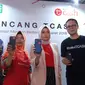 Pimpinan Unit BTC Pasar Modern Tri Murhayanto (kiri), pedagang lapak ayam broiler Siti, Tika Ramlan, dan Head of Tcash Lifestyle Herman Suharto dalam dalam konferensi pers mengenai Tcash di Pasar Modern Bintaro. (Liputan6.com/ Agustin Setyo W).