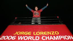 Jorge Lorenzo merayakan gelar juara dunia 250cc dalam sebuah parade di Palma de Mallorca, Spanyol, (30/10//2006). (AFP Photo/Jaime Reina)